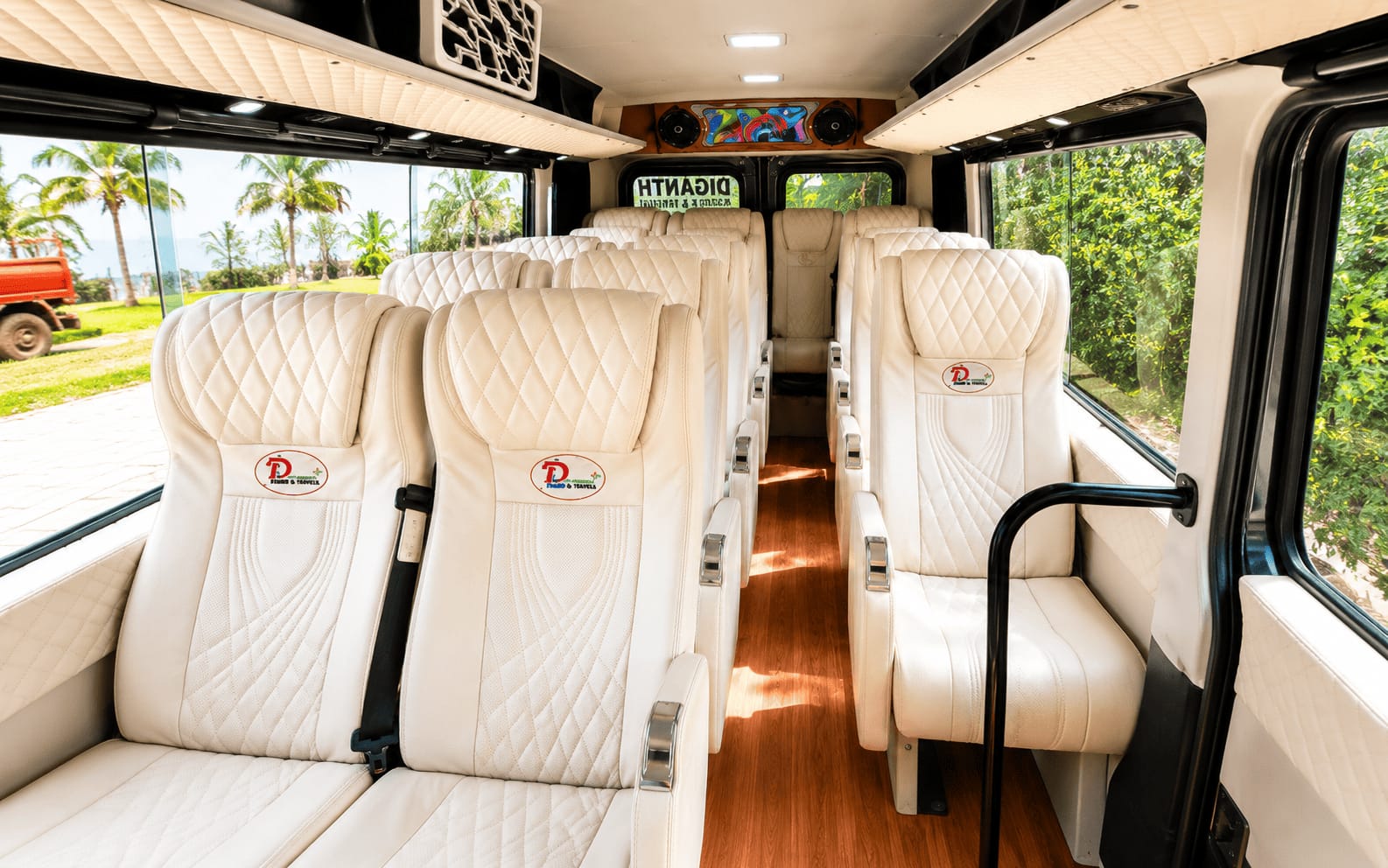 Luxury Urbania 16 Seater with Premium Modified Seating — image 6
